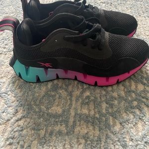 Women’s size 7 black Reebok shoes. Brand new never worn.